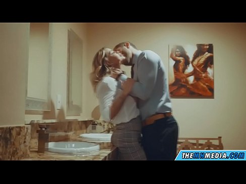 ❤️ Kiam belplena blondulo delogas vin en publika necesejo ️ Kvalita sekso ĉe ni ❌